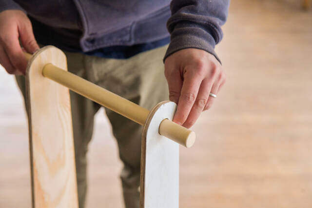 材料たった2つで玄関を格上げ!小物も吊るせる“多目的傘かけ”をDIY