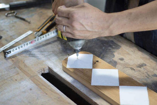 ブラケットいらずで突っ張れる!?デッドスペースを解消するウォールラック