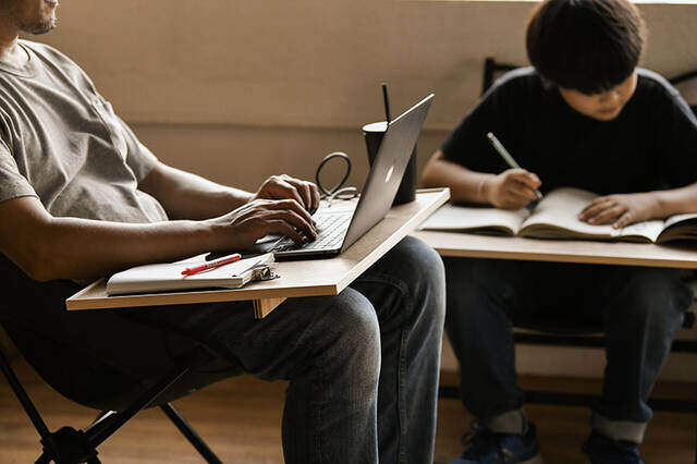 “膝の上”と書いて、オフィスと読む。キャンプチェアで働く快適デスクをDIY