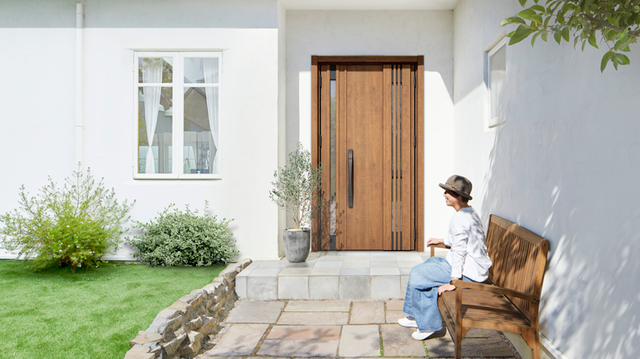 玄関ドアのリフォームには利点がいっぱい!気になる費用やおすすめ製品もご紹介