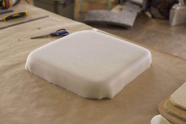 足を上げると気分もアガる!トランクカーゴが贅沢オットマンに変身するDIY