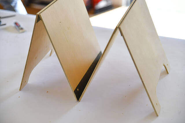 この変形にロマンがある!“パタっ”と畳めて“ガバっ”と広がるサイドテーブルをDIY