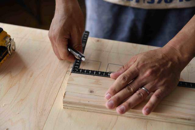 コードのゴチャつきスッキリ解決！収納上手なテレビ台をDIY！