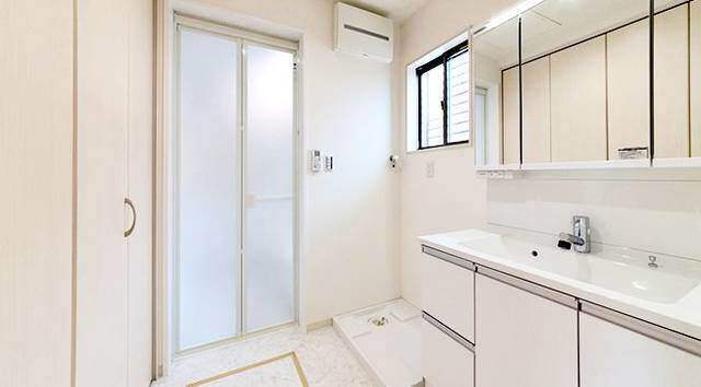 劣化した浴室ドアの交換をDIYで出来る?費用の目安はどのくらい?