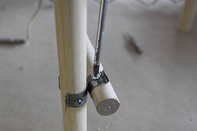 園芸コーナーにもDIYのヒントあり!“クロスクリップ”を使ったアジアンなサイドテーブル