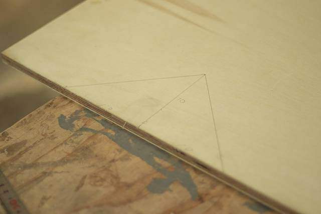 3cmの隙間にすっぽり収納！パタパタ折りたためるスツールをDIY！