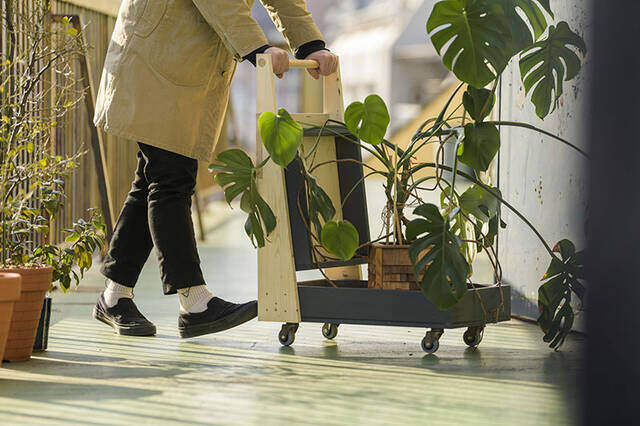 “歩くディスプレイ”なら模様替えし放題！機能性◎な開閉式ワゴンラックをDIY