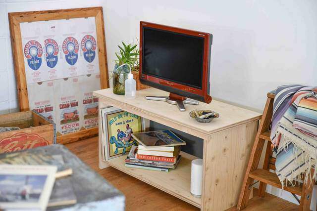 コードのゴチャつきスッキリ解決！収納上手なテレビ台をDIY！