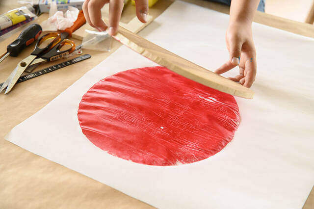 捨てるはずのマットを芸術へ!?親子で楽しむスタンプアートDIY