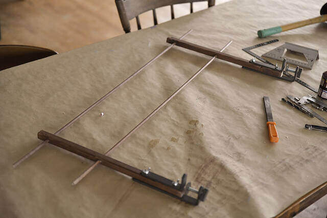 どんな場所でも挟むだけ!“IKEAクランプ”で省スペースなディスプレイラックをDIY