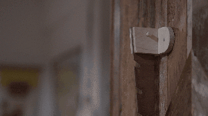 材料費0円の名作が誕生!来客時に壁から飛び出す魔法のハンガーフックをDIY