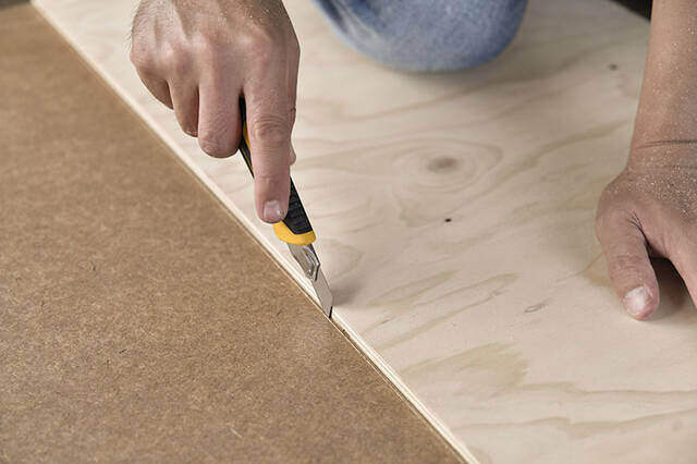 “膝の上”と書いて、オフィスと読む。キャンプチェアで働く快適デスクをDIY