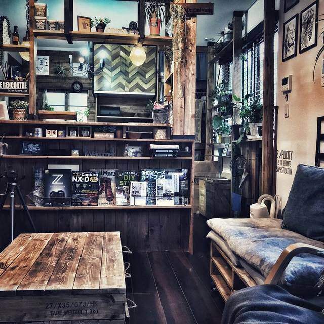 ヘリンボーン壁紙でイメチェン!クラシカルなお部屋を作る参考実例