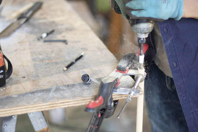 ブラケットいらずで突っ張れる!?デッドスペースを解消するウォールラック