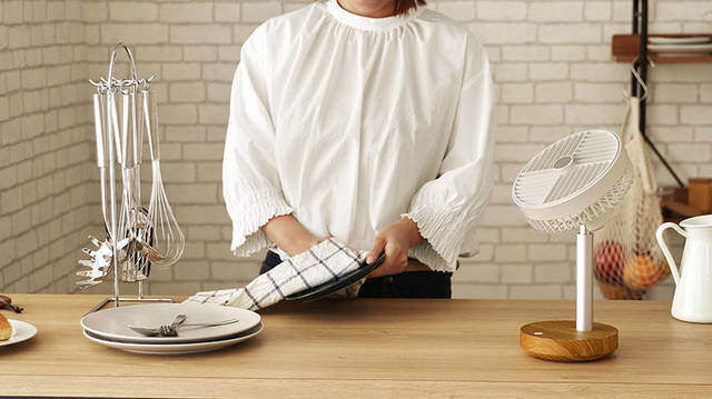 家中、どこでもいっしょ！“コードレス”×“ミニ”な新感覚リビングファン