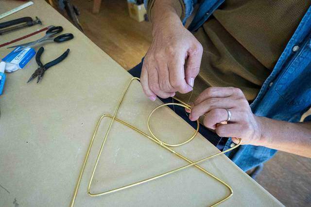 2本の真鍮で作る洒落顔DIY!インテリアを選ばず映えるプラントハンガー