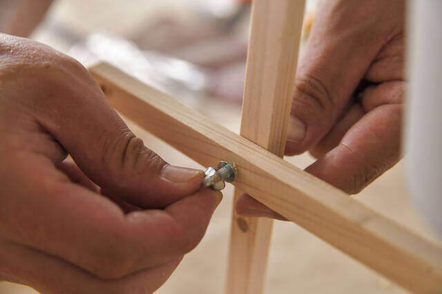 “仕舞えるだけ”の収納で満足?汚れも防げる超快適サイドテーブルをDIY