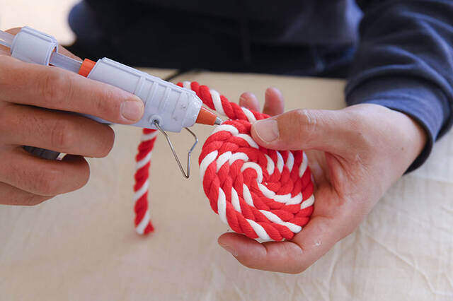 ホームパーティの名脇役!テーブルに華を添える紅白コースターをDIY