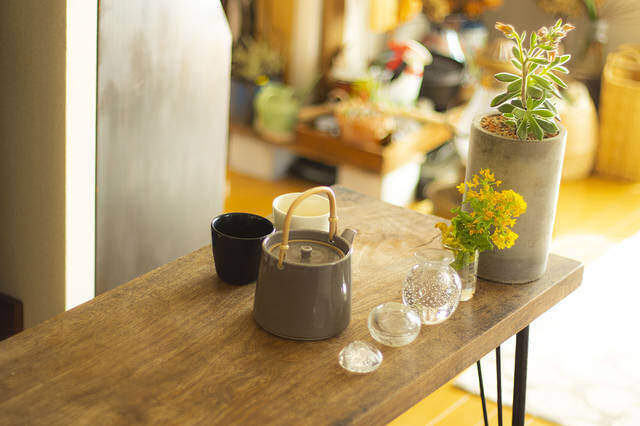 山道具を巧みに収納！壁面を有効活用した2人と1匹暮らし