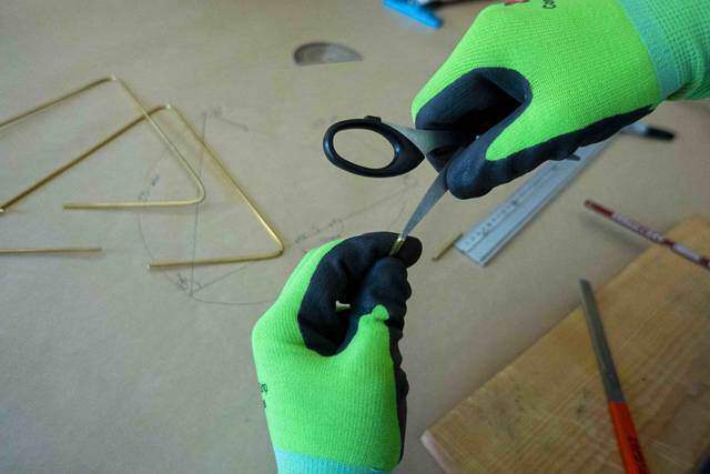 2本の真鍮で作る洒落顔DIY!インテリアを選ばず映えるプラントハンガー