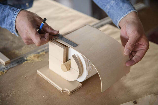 この完成度、もはや現代アート!?木製ペーパーホルダーをDIYしてトイレにも遊び心を