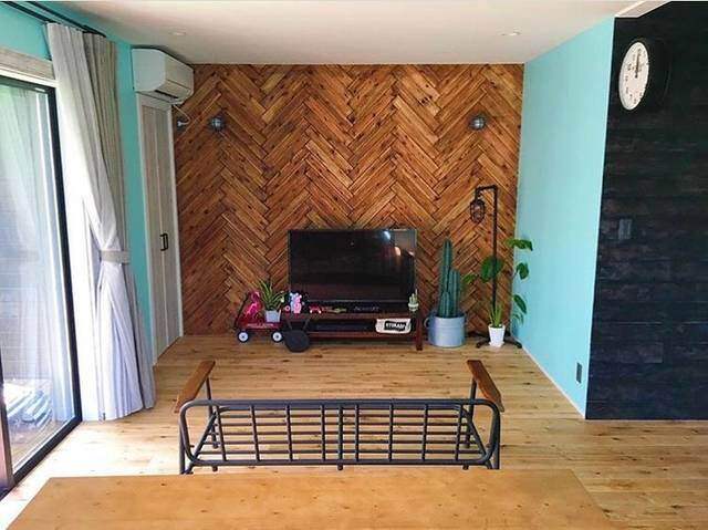 ヘリンボーン壁紙でイメチェン!クラシカルなお部屋を作る参考実例