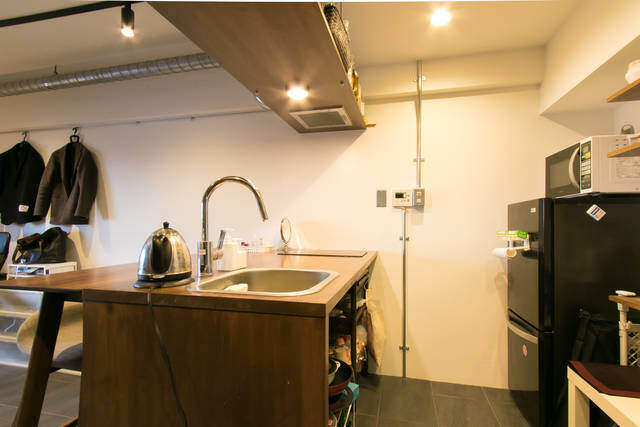 異国のホテル感を演出するのはタイル床！シックな雰囲気にこだわり抜いたリノベ部屋