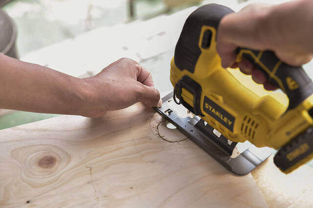 “膝の上”と書いて、オフィスと読む。キャンプチェアで働く快適デスクをDIY