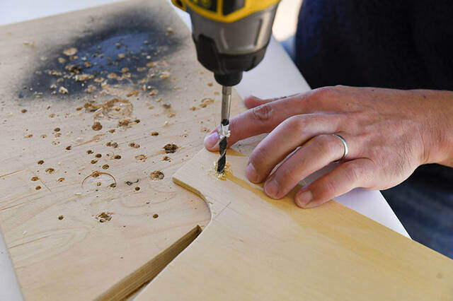 この変形にロマンがある!“パタっ”と畳めて“ガバっ”と広がるサイドテーブルをDIY