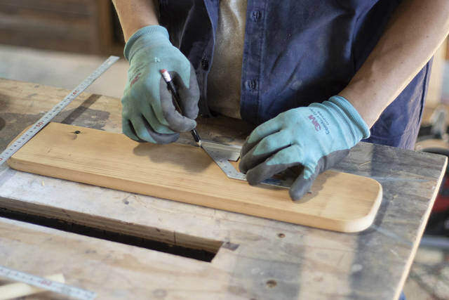 ブラケットいらずで突っ張れる!?デッドスペースを解消するウォールラック