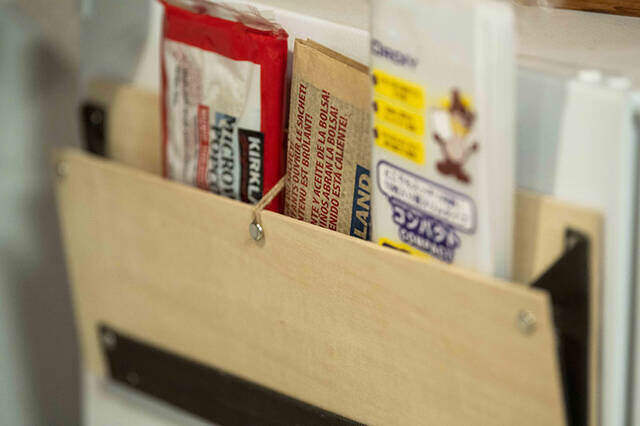 “斜め収納”がクセになる!開閉可能なミニマル収納棚をDIY