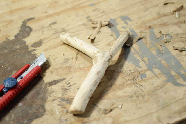 枯れ枝だって立派な木材!低予算でオシャレな壁掛けフックが完成!