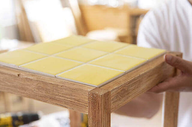 暮らしを上げるタイル天板。海外ライクなサイドテーブルをDIY