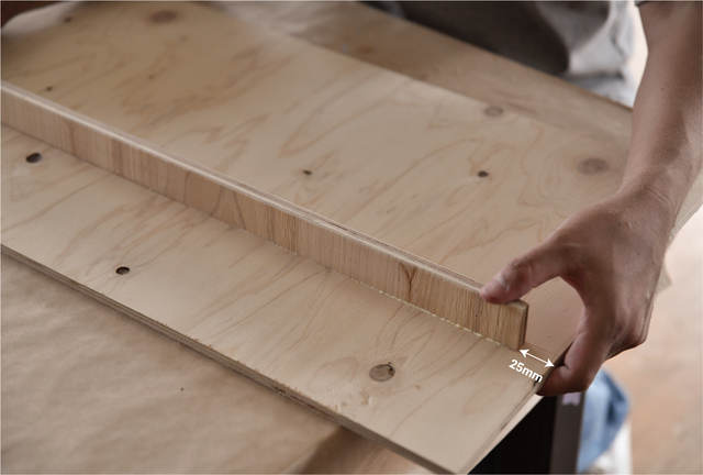 “膝の上”と書いて、オフィスと読む。キャンプチェアで働く快適デスクをDIY