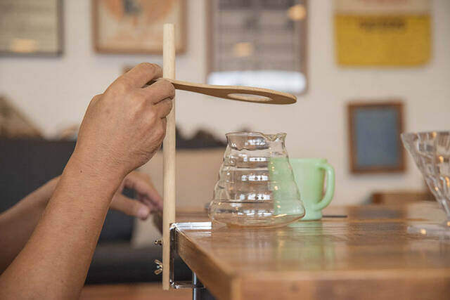 どこでも挟んで即・コーヒースタンド!たった2つの材料で作れるクランプDIY