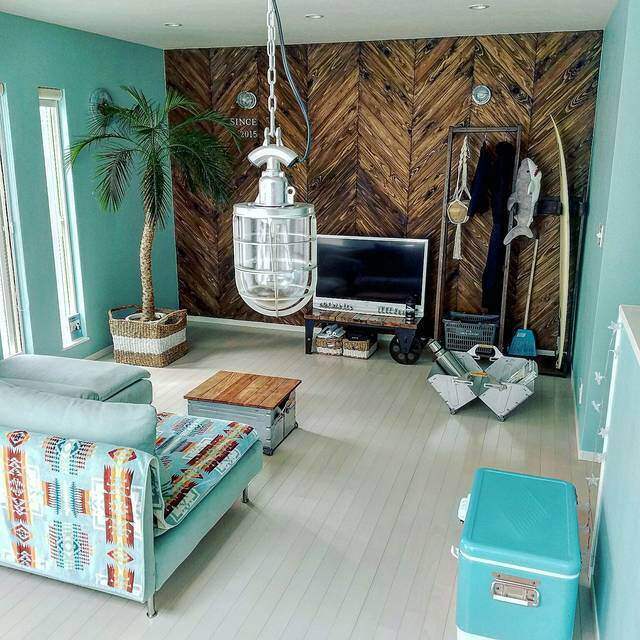 ヘリンボーン壁紙でイメチェン!クラシカルなお部屋を作る参考実例