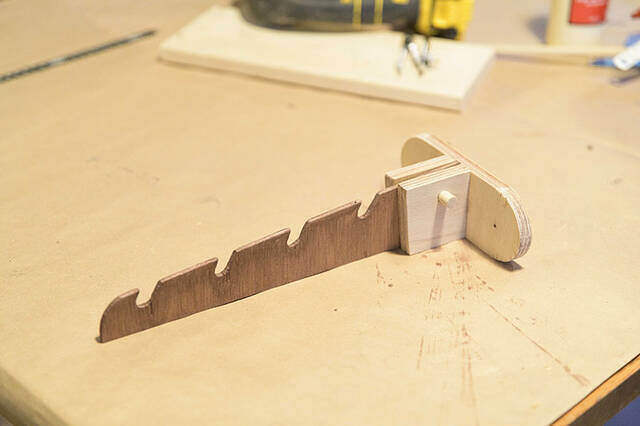 材料費0円の名作が誕生!来客時に壁から飛び出す魔法のハンガーフックをDIY