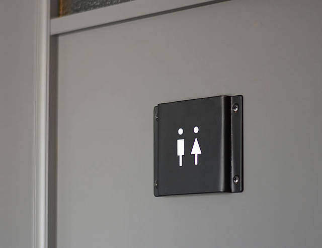 いつもの扉が見違える!おしゃれなトイレサインプレートをDIY!