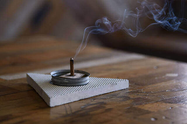 材料費は¥1000でOK。使い終わったマットで個性派ドリッパースタンドをDIY