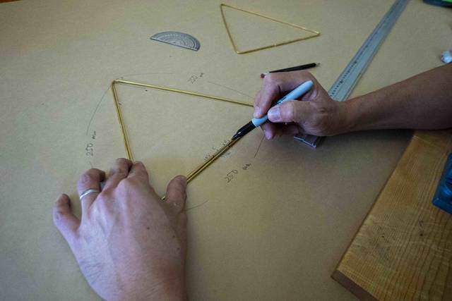 2本の真鍮で作る洒落顔DIY!インテリアを選ばず映えるプラントハンガー