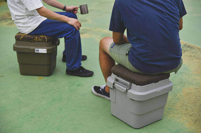 足を上げると気分もアガる!トランクカーゴが贅沢オットマンに変身するDIY