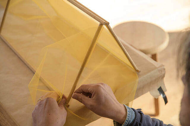 キャンプで料理を守る“卓上テント”!?折り畳み式の木製フードカバーをDIY