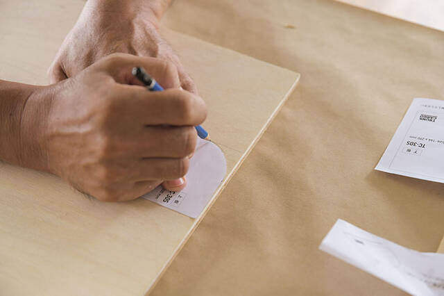 足を上げると気分もアガる!トランクカーゴが贅沢オットマンに変身するDIY