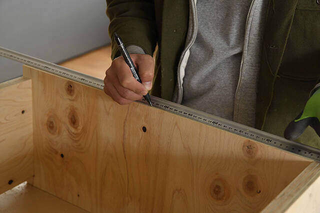 畳んで収納、開いてカフェに!収納力も抜群な移動式バタフライテーブルをDIY