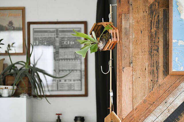 \制作時間5分の瞬間DIY/隙間スペースを“アレ”で解決、秀逸アイデアハンガーフック