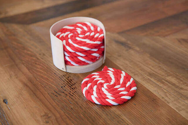 ホームパーティの名脇役!テーブルに華を添える紅白コースターをDIY