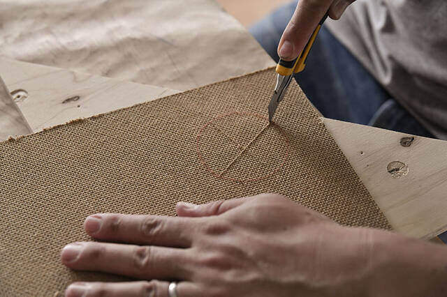 “膝の上”と書いて、オフィスと読む。キャンプチェアで働く快適デスクをDIY