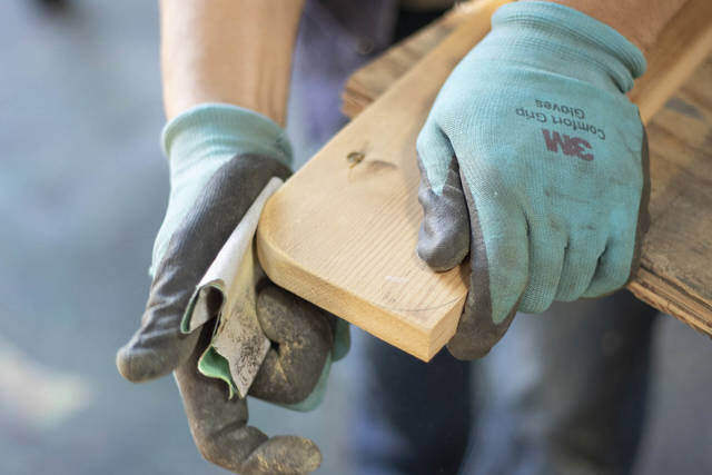 ブラケットいらずで突っ張れる!?デッドスペースを解消するウォールラック