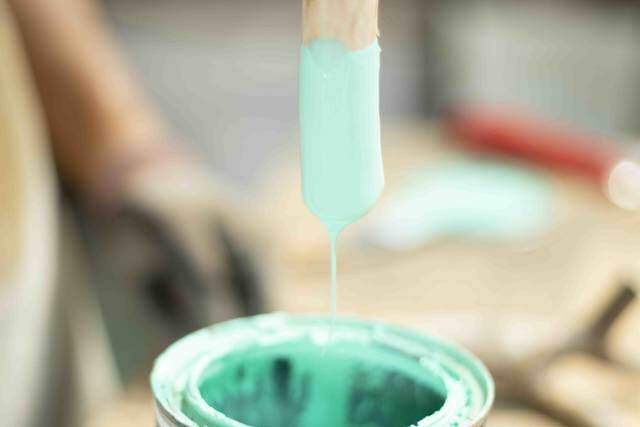 枯れ枝だって立派な木材!低予算でオシャレな壁掛けフックが完成!