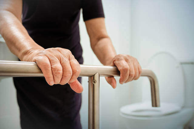 【快適暮らしの入門編】トイレ手すりの位置や高さはどこが最適?失敗しない取付ガイド